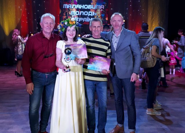 Діана Бернат з викладачем вокалу І.Бойчуком і членами журі І.Біликом та О. Гарбарчуком